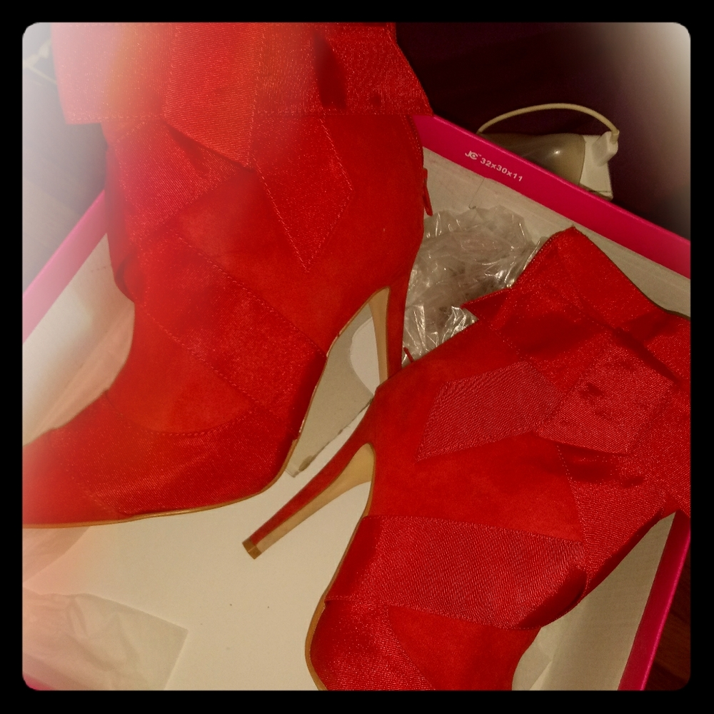 Red pumps with bow